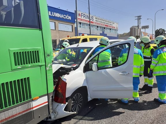Accidente autobús interurbano y coche en Fuenlabrada