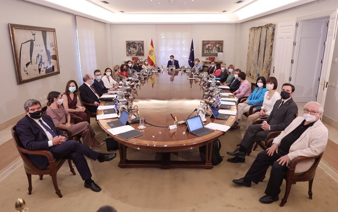 Foto de todos los ministros en sala histórica del Consejo.