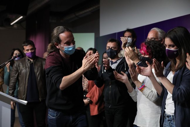 Archivo - El candidato de Unidas Podemos a la presidencia de la Comunidad de Madrid, Pablo Iglesias, rodeado de compañaros del partido, durante una rueda de prensa tras las votaciones de la jornada electoral, a 4 de mayo de 2021, en Madrid (España).