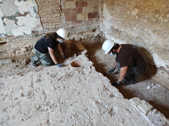 Descubren una lápida funeraria romana en los trabajos arqueológicos en la Alquería Falcó de València