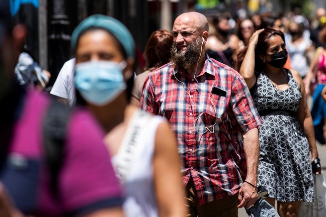 Un hombre pasea sin mascarilla por el centro de Madrid, durante el primer día en el que no es obligado su uso.