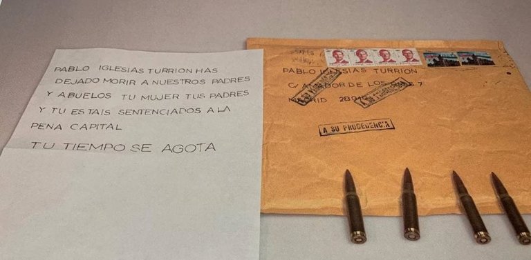 La carta amenazante dirigida a Pablo Iglesias, con cuatro balas de fusil.