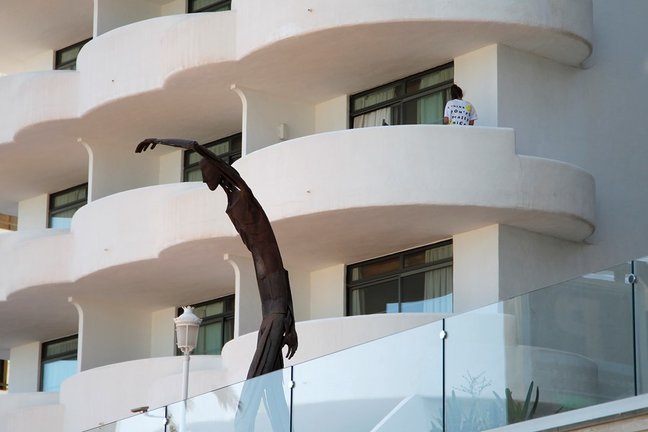 Un joven en un balcón del hotel Palma Bellver, donde estaban confinados 249 jóvenes.
