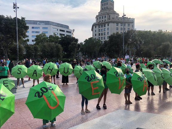 Más de un centenar de personas concentradas en plaza de Catalunya piden una nueva moratoria al decreto antidesahucios, que caduca el próximo 9 de agosto