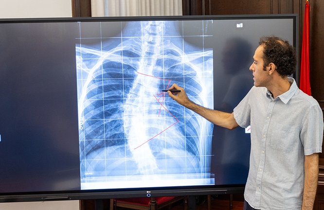 En la imagen, Manuel Curado Navarro, doctor del Grado en Ingeniería Informática de la Universidad Católica de Murcia durante una explicación en una pantalla digital.