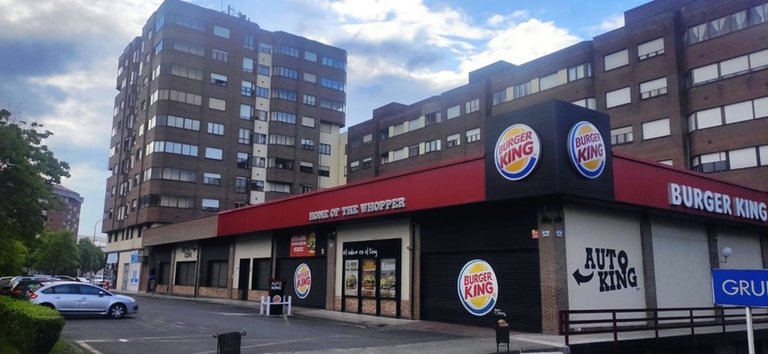 Archivo - Burger King en Oviedo, comida rápida, alimentación