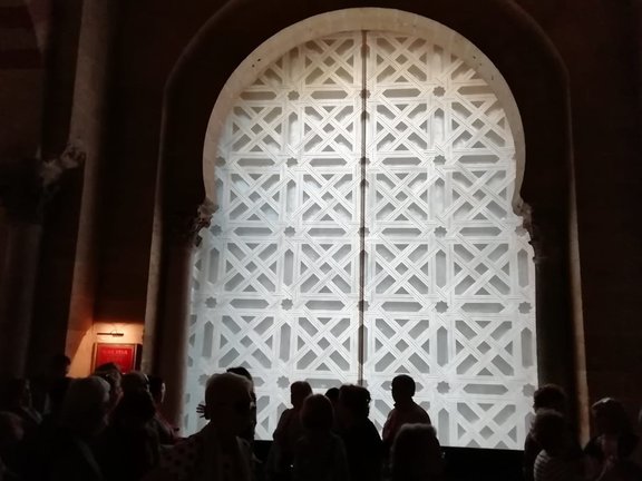Archivo - Interior de la segunda puerta de la Mezquita de Córdoba, cubierta por una lona con la imagen de la celosia retirada