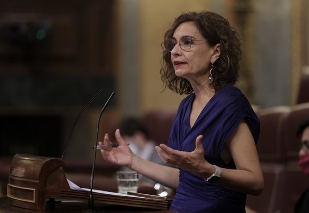 La ministra de Hacienda y Función Pública, María Jesús Montero, interviene en una sesión plenaria en el Congreso 