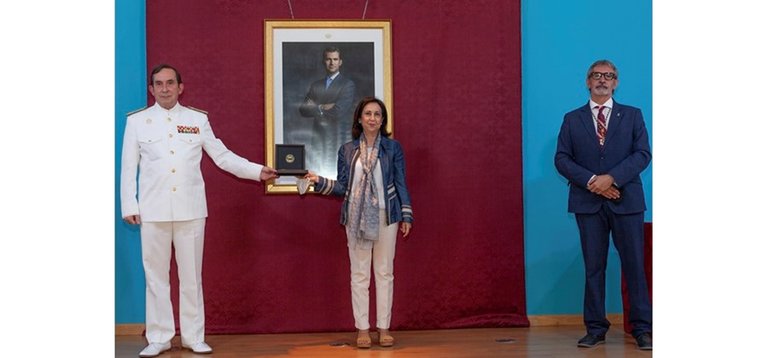 Margarita Robles con el almirante Jefe del Estado Mayor de La Armada y el rector de la Universidad de Cádiz.