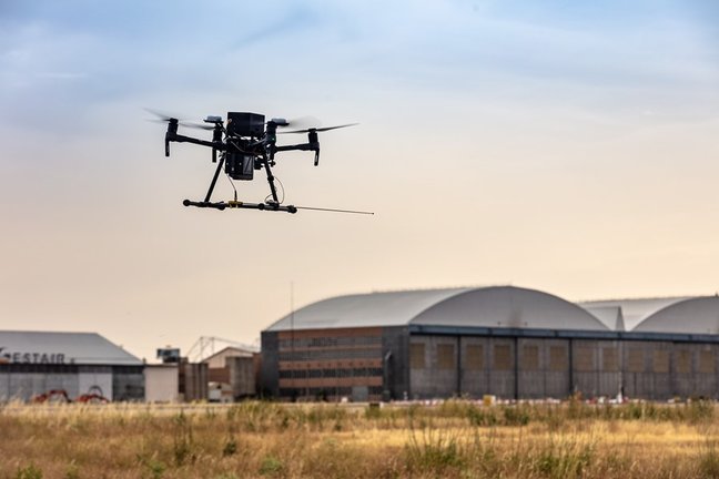Archivo - Enaire realiza pruebas de verificación con un dron en Barajas