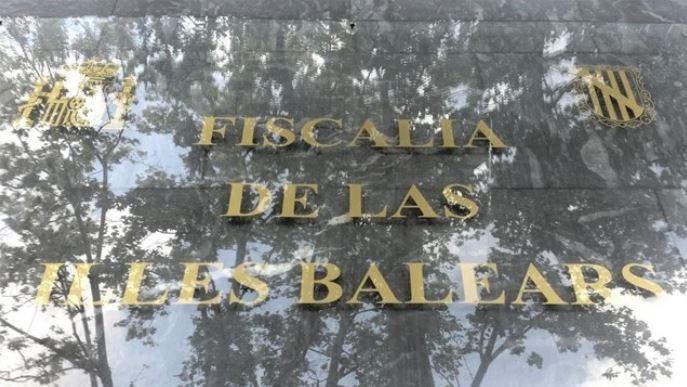 Archivo - Placa de la Fiscalía de Baleares, a la entrada del edificio