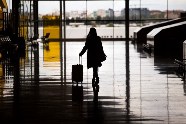 Archivo - Una mujer con una maleta en el aeropuerto de Madrid - Barajas Adolfo Suárez.