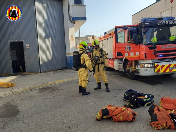 Los bomberos han conseguido detener una fuga de amoníaco que se ha producido en una empresa en la localidad de Guadassuar (Valencia) y que ha obligado a confinar a parte de la población.