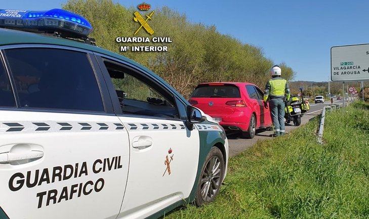 Archivo - La Guardia Civil de Pontevedra intercepta a un conductor por exceso de velocidad.