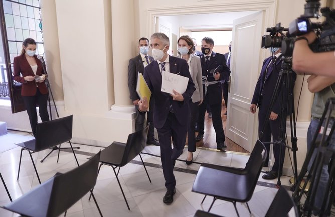El ministro de Interior, Fernando Grande-Marlaska, a su llegada a una rueda de prensa, después de una reunión con su homólogo serbio, en la sede del Ministerio, a 22 de julio de 2021, en Madrid (España). Los ministros del Interior español y serbio se reún