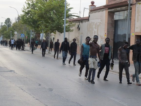 Un grupo de migrantes de origen subsahariano, caminan hacia el Centro de Estancia Temporal de Inmigrantes (CETI) de Melilla, después de haber saltado la valla con Marruecos, a 22 de julio de 2021, en Melilla (España). Un total de 238 migrantes de origen s