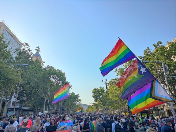 Unas 4.000 personas han participado este jueves en la manifestación unitaria contra la LTGBIfobia en Barcelona