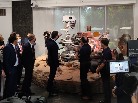 El presidente del Gobierno, Pedro Sánchez, visita el Jet Propulsion Laboratory de la NASA en Los Ángeles, frente a una réplica del Rover de la mision Perseverance de Marte