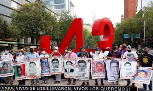 Familiares de los 43 estudiantes desaparecidos de Iguala, en el estado de Guerrero, durante una marcha en la Avenida Reforma, el 26 de mayo de 2021. Fotografía: Eyepix/NurPhoto/Rex/Shutterstock