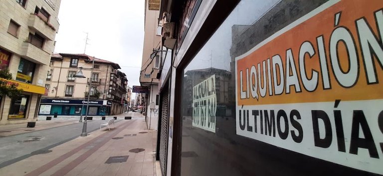 Un cartel de un comercio en liquidación por cierre en Torrelavega. / S. Díaz