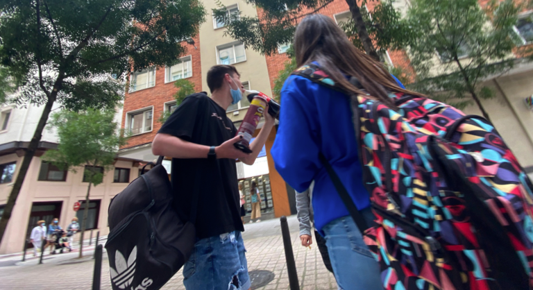 Varios jóvenes en el centro de Santander conversan sin guardar la distancia de seguridad. / HARDY