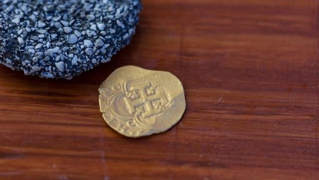 Moneda de oro del cargamento del galeón Nuestra Señora de Atocha, hallada a solo 76 centímetros de profundidad en Key West, Florida (EE.UU.). EFE/Mel Fisher's Treasures