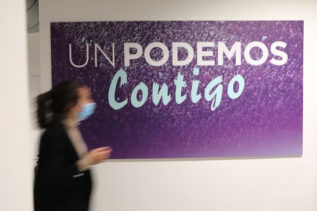 Archivo - Un cartel donde se lee "Un Podemos contigo", en la sede del partido político.