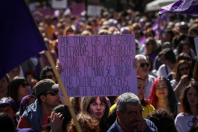 Archivo - Una mujer sostiene su pancarta con un mensaje de protesta en contra de la prostitución durante la manifestación por el Día Internacional de la Mujer en Sevilla, (Andalucía, España), a 08 de marzo de 2020