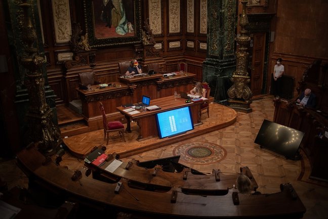 Vista general de la intervención de la alcaldesa de Barcelona, Ada Colau (c), en una sesión plenaria en el Ayuntamiento de Barcelona, a 23 de julio de 2021, en Barcelona, Catalunya (España). Este Pleno es el último que se celebra antes del parón estival y