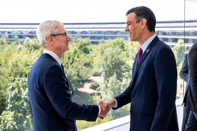 El presidente del Gobierno, Pedro Sánchez, se reune con el CEO de Apple Tim Cook, en Cupertino  (Photo by Brooks Kraft/Apple Inc.)