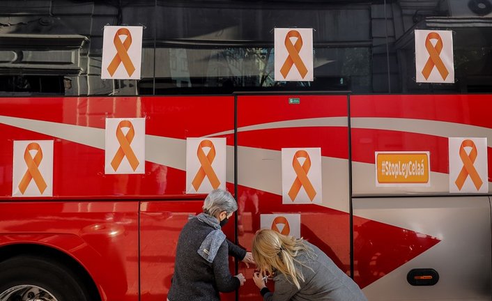 Archivo - Protesta con lazos naranjas en autobuses escolares de colegios concertados en protesta contra la ‘Ley Celaá’ en Valencia