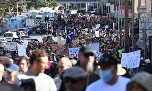 Los manifestantes marcharon por el centro de Sídney el sábado, incumpliendo las órdenes de permanencia del coronavirus. Fotografía: Mick Tsikas/AAP
