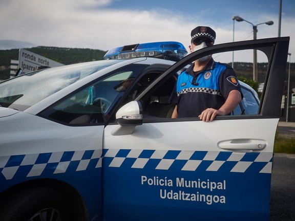 Archivo - Policia Municipal de Pamplona realiza vigilancia desde el vehículo policial durante un control de movilidad realizado en Pamplona, Navarra, España, a 8 de mayo de 2020.