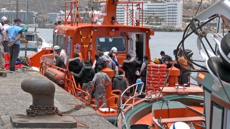 Archivo - Salvamento Marítimo rescata a los ocupantes de una patera 