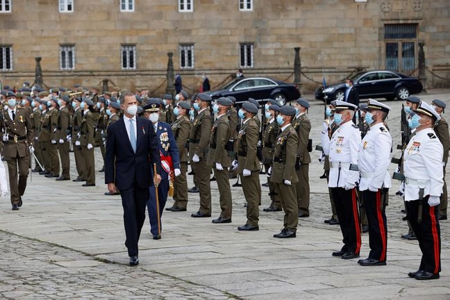 El rey Felipe VI pasa revista a la guardia de honor durante la ofrenda al Apóstol Santiago, una ceremonia instaurada en 1643, este domingo, en Santiago de Compostela. EFE/Ballesteros