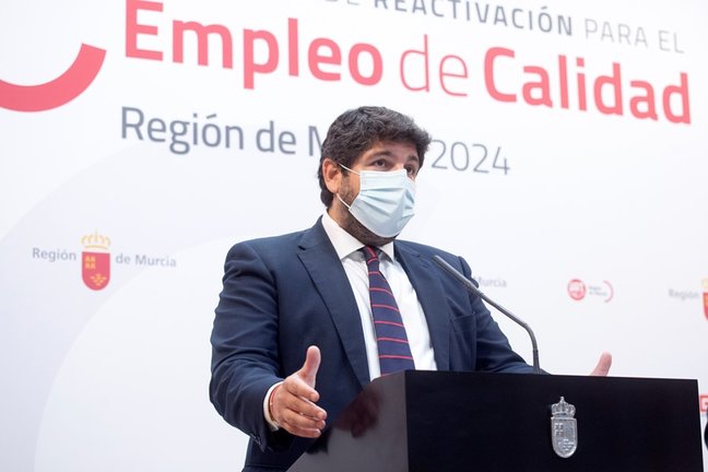 Archivo - El presidente Fernando López Miras firma la Estrategia de Reactivación para el Empleo de Calidad de la Región de Murcia 2021-2024 junto a la patronal CROEM y los sindicatos UGT y CCOO
