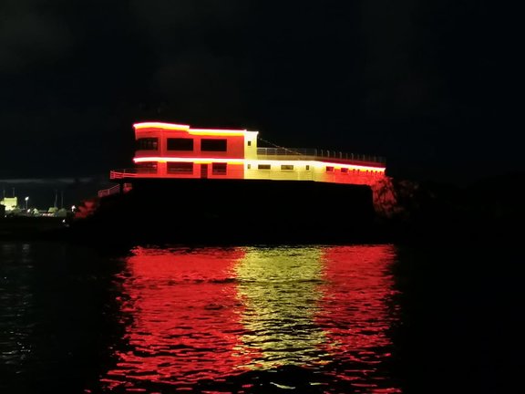 Vista de la Isla de Torre iluminada en la bahía de Santander. / ALERTA