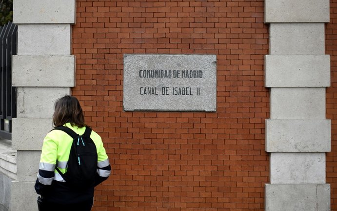 Archivo - Una persona pasa por una señal del Canal de Isabel II, en Madrid (España), a 15 de febrero de 2021. La Comunidad de Madrid, a través de Canal de Isabel II, hará públicos semanalmente los datos de presencia de coronavirus en las aguas residuales 
