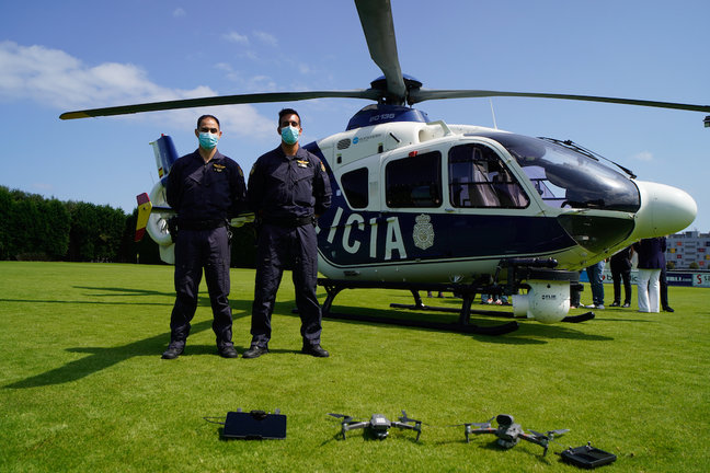 Agentes de la Policía junto al helicóptero y los drones. / hardy