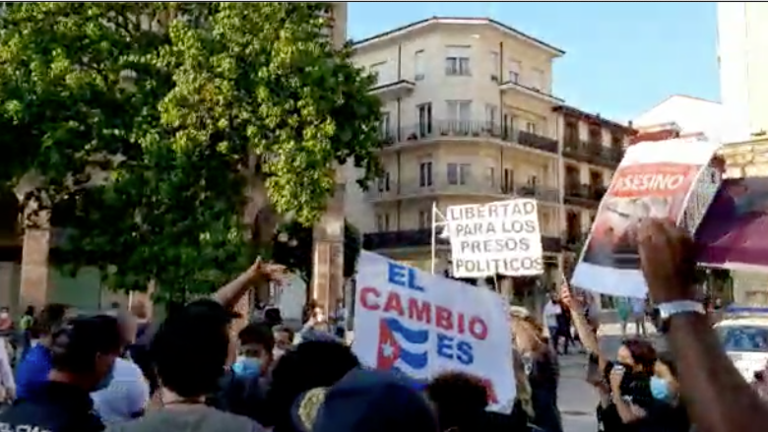 Manifestación en Torrelavega en favor del pueblo cubano. / S. DÍAZ