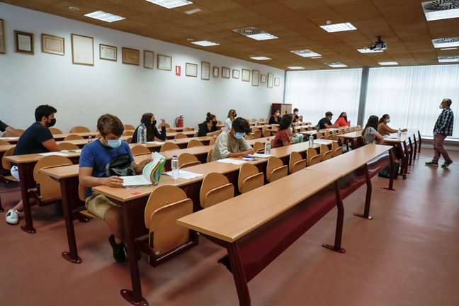 Un grupo de estudiantes hacen un examen en la Comunidad de Madrid.