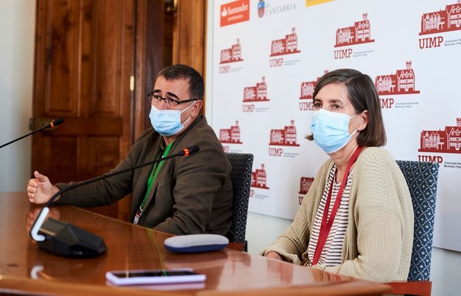El catedrático Xavier Bonal y la rectora de la UIMP, María Luz Morán, en rueda de prensa.