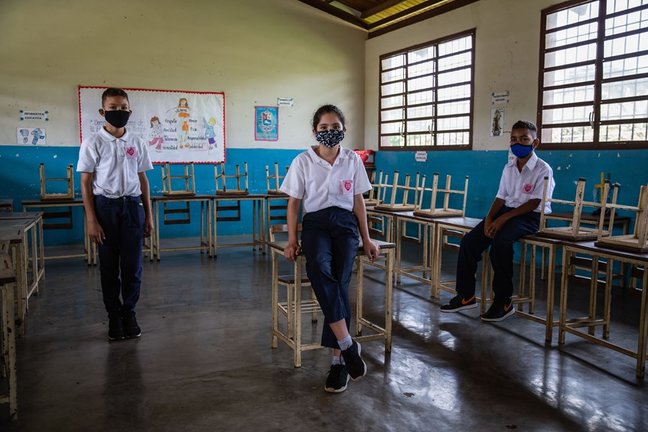 Tres estudiantes en una escuela de Venezuela.