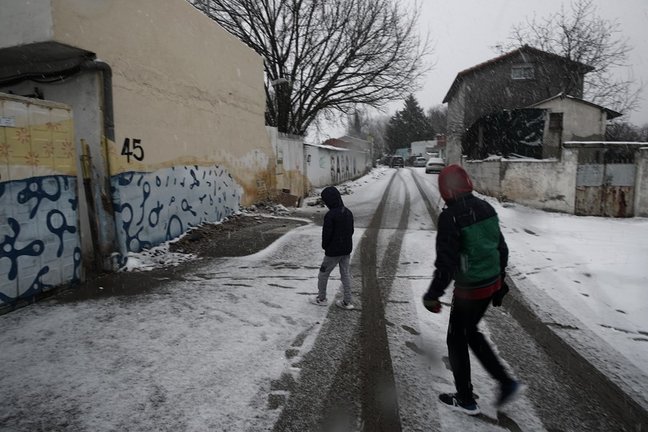 Archivo - Dos niños andan entre la nieve en la Cañada Real Galiana.