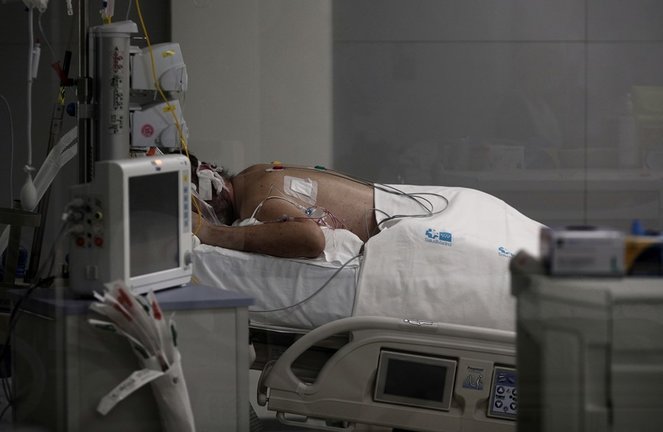 Archivo - Un enfermo en una cama de la UCI del Hospital de Emergencias Isabel Zendal