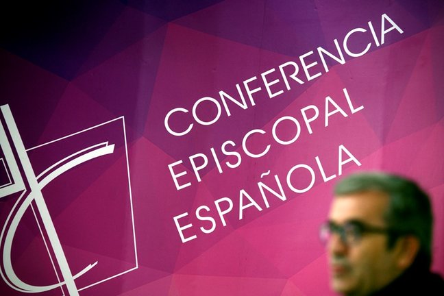 Archivo - El secretario general de la Conferencia Episcopal Española (CEE) en una rueda de prensa.