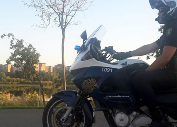 Un agente de la Policía Nacional sentado en su motocicleta. / ARCHIVO