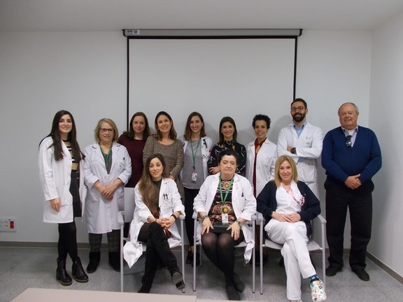 Parte del equipo de investigación liderado por la Universidad de Granada que ha demostrado la efectividad de una crema para tratar dermatitis por radioterapia en mujeres con cáncer de mama