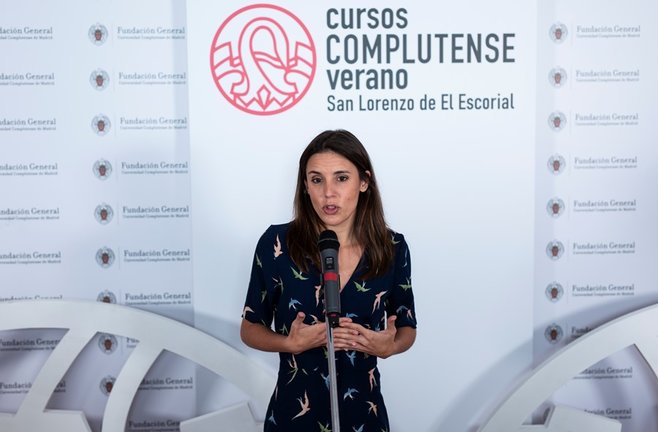 La ministra de Igualdad, Irene Montero, ofrece declaraciones a los medios previas a su intervención en el curso 'Para vivir. Los feminismos rebeldes de la cuarta ola',  a 21 de julio de 2021, en San Lorenzo de El Escorial, Madrid (España).