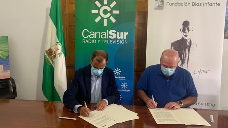El director general de Radio y Televisión de Andalucía (RTVA), Juande Mellado Pérez, y el vicepresidente de la Fundación Blas Infante, Javier Delmás Infante, firman su convenio de colaboración